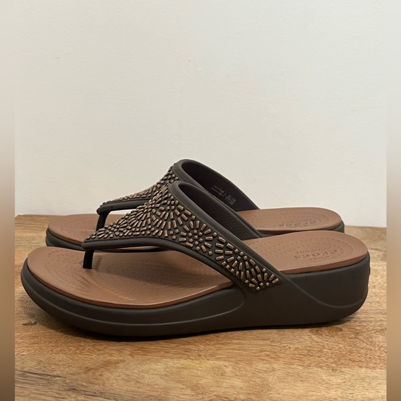 CROCS Women Brown Sandals - Picture 2 of 7
